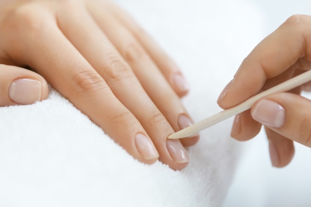 Bersihkan kutikula untuk merawat kesehatan kuku. (Foto: Shutterstock)