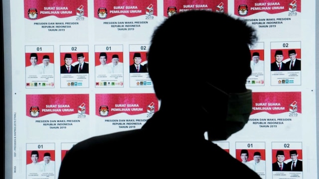 Proses cetak perdana Surat Suara Pemilu 2019 di PT Aksara Grafika Pratama Jatinegara Cakung, Jakarta Timur, Minggu (20/1/2019). (Foto: Irfan Adi Saputra/kumparan)