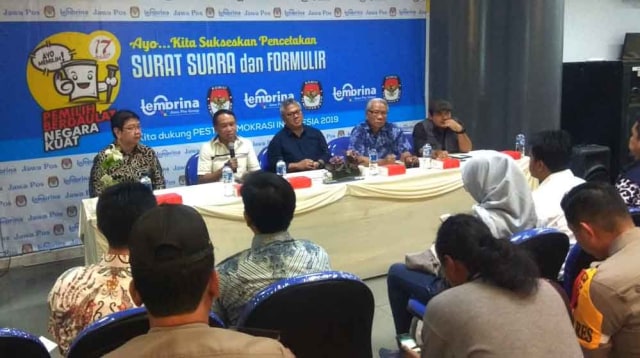 Ketua KPU RI menggelar konferensi pers terkait pencetakan surat suara. (Foto: JatimNow)