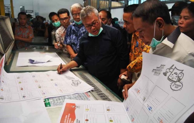 Ketua KPU RI mengecek surat suara di percetakan PT Temprina Media Grafika, Gresik, Jawa Timur. (Foto: JatimNow)