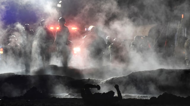Sejumlah petugas mengevakuasi korban ledakan pipa minyak yang bocor di Tlahuelilpan, Meksiko, (19/1/19).  (Foto: AFP/ALFREDO ESTRELLA)
