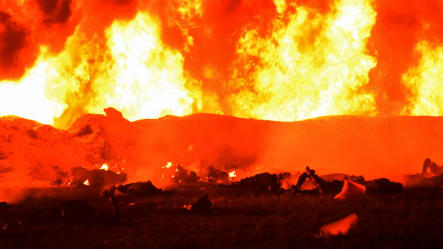 Kobaran api  ledakan pipa minyak yang bocor di Tlahuelilpan, Meksiko, (19/1/19).  (Foto: AFP/ Francisco Villeda)