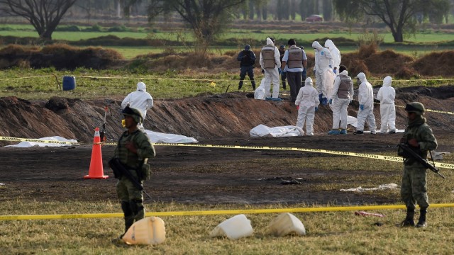 Sejumlah petugas ahli forensik melakukan evakuasi korban ledakan pipa minyak di Tlahuelilpan, Meksiko, (19/1/19).  (Foto: AFP/ALFREDO ESTRELLA)