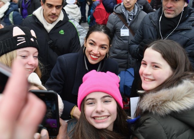 Alexandria Ocasio Cortez turut berpartisipasi dalam Women's March 2019. (Foto: Angela Weiss/ AFP)