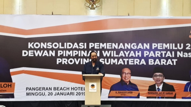 Surya Paloh dalam acara Konsolidasi DPW Sumbar di Hotel Pangeran Beach, Padang, Sumatra Barat, Minggu (20/1). (Foto: Efira Tamara/kumparan )