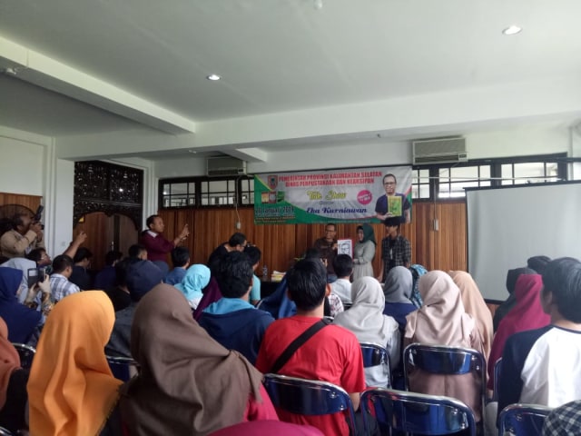 Eka Kurniawan ketika talk show penulisan di Dinas Perpustakaan dan Kearsipan Kalsel, Minggu (20/1/2019). (Foto: Reska Meiliyanti/banjarhits.id)