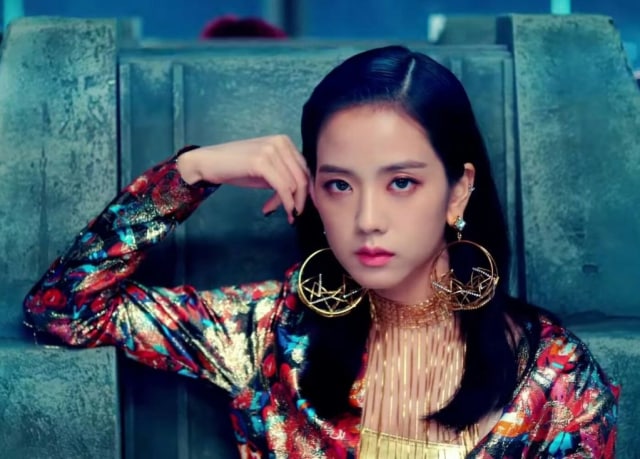 8 Inspirasi Gaya Rambut Manis dari Jisoo BLACKPINK, Bisa Dicoba Nih! (6)