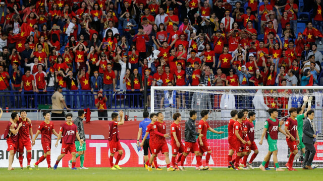 Para pemain Vietnam merayakan kemenangan. (Foto:  REUTERS/Thaier Al-Sudani)