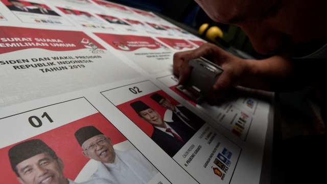 Petugas melakukan pengecekan kualitas surat suara Pilpres 2019 saat pencetakan surat suara di Jakarta, Minggu (20/1/2019). (Foto: ANTARA FOTO/Muhammad Adimaja)