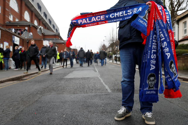 Suporter Crystal Palace jelang laga melawan Chelsea. (Foto:  Reuters/Paul Childs)