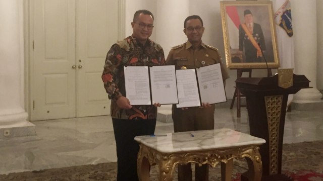 Gubernur DKI Jakarta Anies Baswedan (kanan) saat penandatanganan kerja sama Pemprov DKI kerja dengan IPB, Senin, (21/1).  (Foto: Moh Fajri/kumparan)