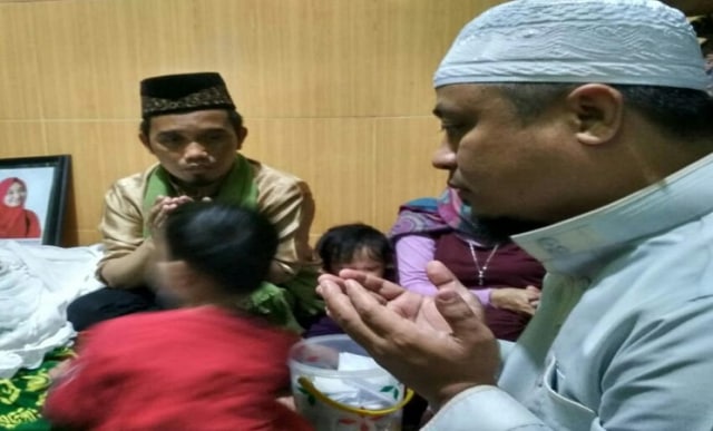 Suasana Rumah Duka Ustad Nur Maulana di Jalan Satando Makassar, Senin (21/1).