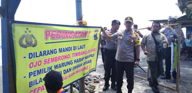 Petugas memasang Police Line dan banner peringatan di beberapa titik abrasi di Pantai Selatan Lumajang.