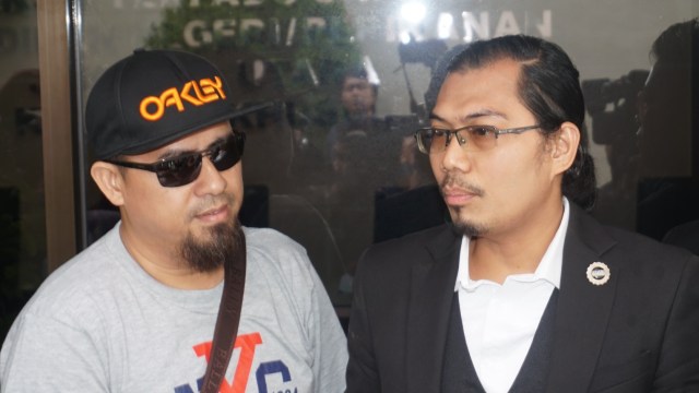 Pengacara Saipul Jamil, Dedi DJ (kanan) bersama kakak Saipul Jamil, Syamsul Hidayatullah. (Foto: Jamal Ramadhan/kumparan)