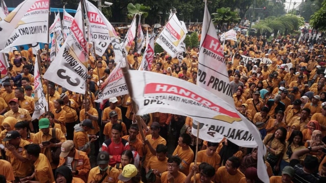 Sejumlah masa dari Partai Hanura gelar unjuk rasa di depan kantor KPU, Jakarta, Senin (21/1). Foto: Irfan Adi Saputra/kumparan 