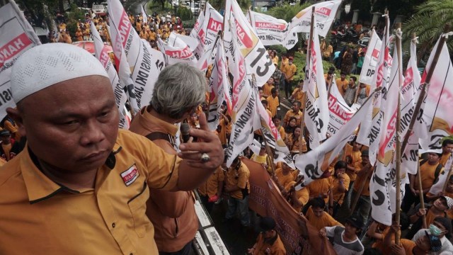 Sejumlah masa dari Partai Hanura gelar unjuk rasa di depan kantor KPU, Jakarta, Senin (21/1). (Foto: Irfan Adi Saputra/kumparan )