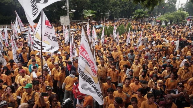 Sejumlah masa dari Partai Hanura gelar unjuk rasa di depan kantor KPU, Jakarta, Senin (21/1). (Foto: Irfan Adi Saputra/kumparan )