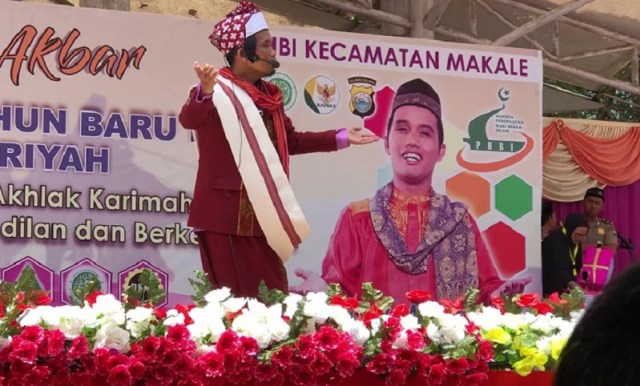 Kenakan baju adat Toraja, Ustad Nur Maulana saat memberikan ceramah di Tana Toraja