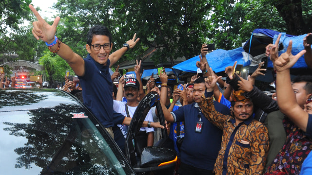 Calon Wakil Presiden nomer urut 02 Sandiaga Salahuddin Uno (kiri) menyapa warga. (Foto: ANTARA FOTO/Saiful Bahri)