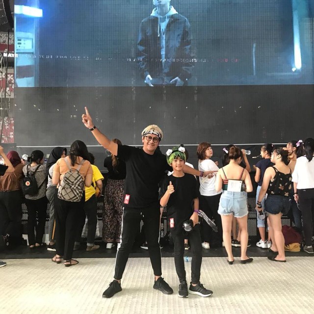 Andre Taulany dan keluarga menonton Konser boyband BTS di Singapura. (Foto: Instagram @erintaulany)