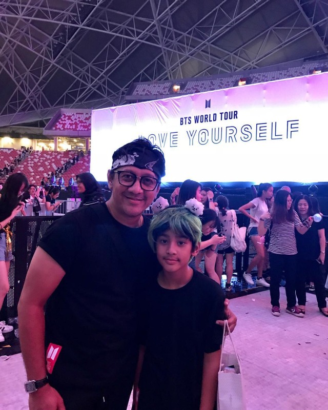 Andre Taulany dan anak keduanya, Kenzy Taulany menikmati konser boyband BTS di Singapura. (Foto: Instagram @andretaulany)