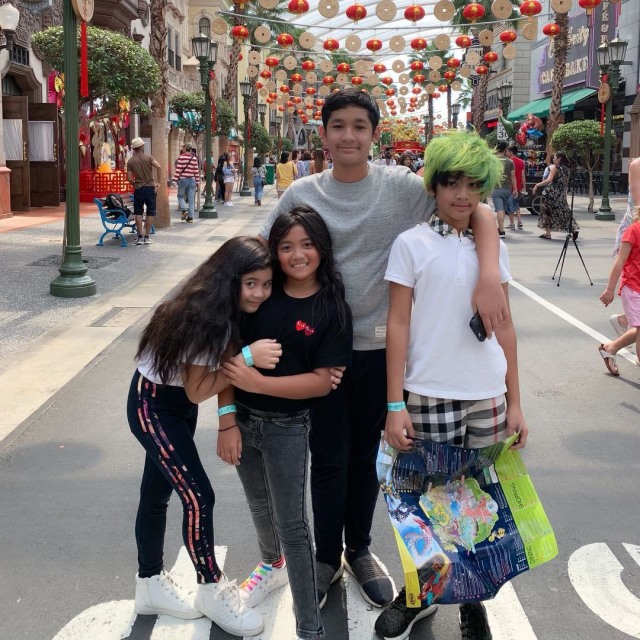 Anak-anak Andre Taulany bermain di Universal Studios Singapore. (Foto: Instagram @erintaulany)