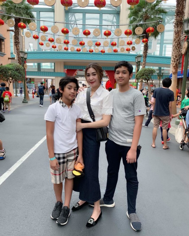 Erin Taulany dan kedua anaknya di Universal Studios Singapore. (Foto: Instagram @erintaulany)