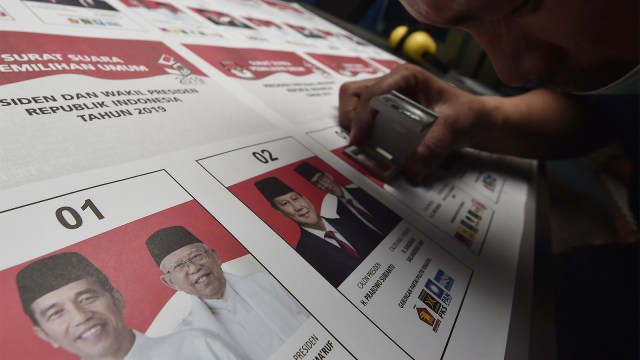 Petugas melakukan pengecekan kualitas surat suara Pilpres 2019 saat pencetakan surat suara di Jakarta. (Foto: ANTARA FOTO/Muhammad Adimaja)