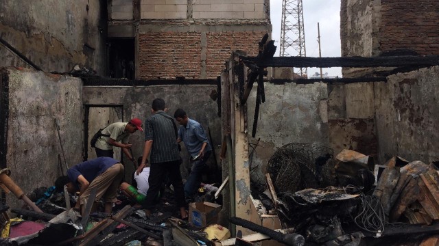Warga sedang mencari benda yang bisa diselamatkan setelah terjadinya kebakaran di Tomang, Jakarta. (Foto: Ferry Fadhlurrahman/kumparan)