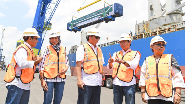 Menteri Perindustrian Airlangga Hartarto (tengah) bersama Dirut PT INKA Budi Noviantoro (kedua kanan), saat proses pemuatan gerbong kereta tipe 'Broad Gauge' pesanan negara Bangladesh. (Foto: ANTARA FOTO/Zabur Karuru)