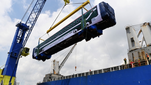 Suasana proses pemuatan gerbong kereta tipe 'Broad Gauge' kedalam lumbung kapal untuk dikirim ke Bangladesh, di Pelabuhan Tanjung Perak, Surabaya, Jawa Timur, Minggu (20/1/2019). Foto: ANTARA FOTO/Zabur Karuru