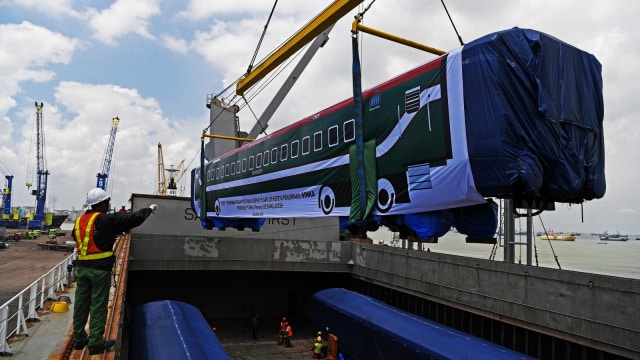 Suasana proses pemuatan gerbong kereta tipe 'Broad Gauge' kedalam lumbung kapal untuk dikirim ke Bangladesh, di Pelabuhan Tanjung Perak, Surabaya, Jawa Timur, Minggu (20/1/2019).  (Foto: ANTARA FOTO/Zabur Karuru)
