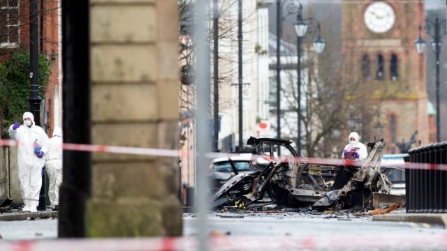 Sejumlah petugas forensik di dekat lokasi ledakan bom mobil Londonderry, Irlandia, (20/1).  (Foto: AFP/Paul FAITH)