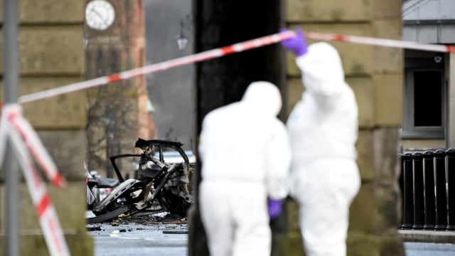 Petugas forensik memeriksa tempat ledakan bom mobil di Londonderry, Irlandia, (20/1).  (Foto: REUTERS / Clodagh Kilcoyne)