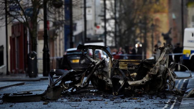 Bom mobil di Londonderry, Irlandia, (20/1).  (Foto: REUTERS / Clodagh Kilcoyne)