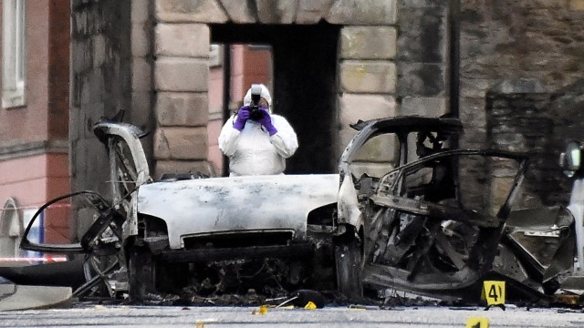 Seorang petugas forensik mengambil foto lokasi sebuah bom mobil di Londonderry, Irlandia, (20/1).  (Foto: REUTERS / Clodagh Kilcoyne)