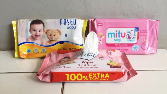 Membandingkan tisu basah untuk bayi. (Foto: Nanda Saputri/kumparan)