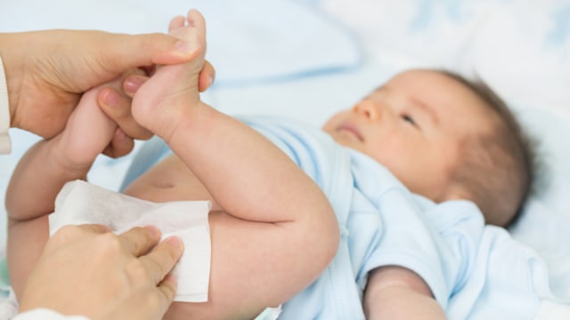 Ilustrasi menyeka bayi dengan tisu basah (Foto: Shutterstock)