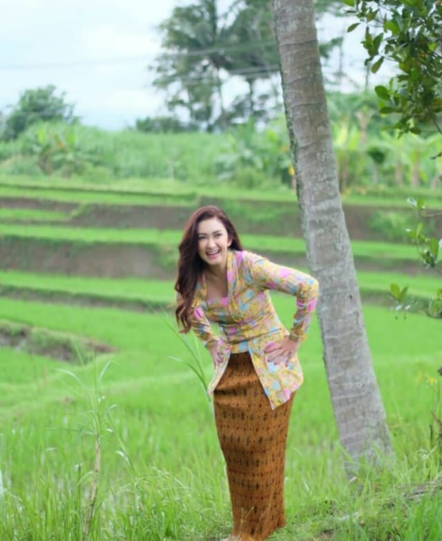 Gadis kecil, pencarian porno, perawan, bocah. Bak Gadis Desa, Intip 5 Potret Nafa Urbach saat Blusukan ...