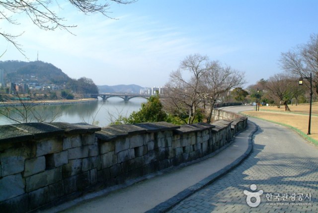 Benteng Jinjuseong, Gyeongnam, Korea Selatan. (Foto: Korea Tourism Organization)