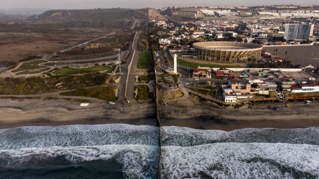 Foto dari udara pagar perbatasan AS-Meksiko dilihat dari Playas de Tijuana. Foto: AFP/GUILLERMO ARIAS