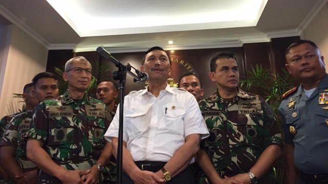 Menkomaritim Luhut B Pandjaitan bersama dengan ketua KNKT dan TNI AL penemu CVR Lion Air JT-610. (Foto: Muhammad Lutfan Darmawan/kumparan)