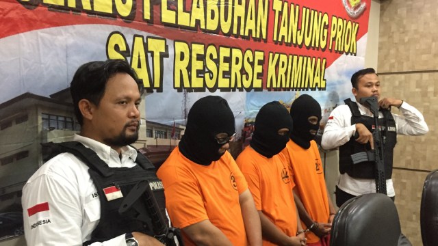 Tersangka penjual air gun ilegal (kedua dari kiri-keempat dari kiri). (Foto: Fachrul irwinsyah/kumparan)