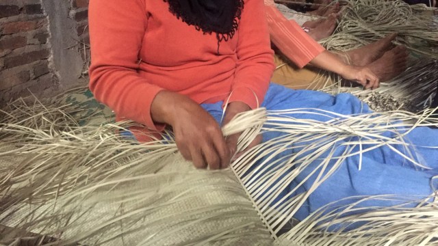Ibu pengrajin sedang menganyam di Desa Kenalan. (Foto: Elsa Olivia/kumparan)