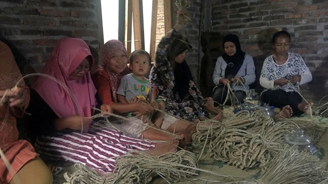 Para ibu-ibu pengrajin anyaman di Desa Kenalan. (Foto: Elsa Olivia/kumparan)
