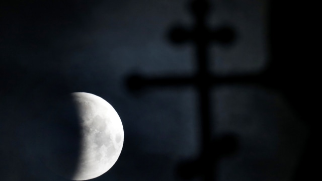 Fenomena 'super blood wolf moon' terlihat di  desa Turets, Belarus, (21/1).  (Foto: REUTERS / Vasily Fedosenko)