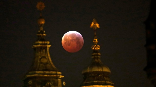 Fenomena 'super blood wolf moon' terlihat di Praha, Ceko, (21/1).  (Foto: REUTERS / David W Cerny)