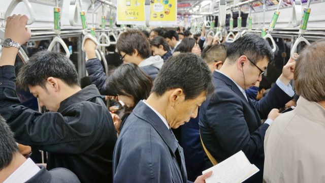 Ilustrasi kepadatan orang di dalam kereta Jepang. Foto: Shutter Stock