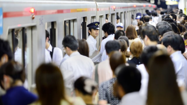 Ilustrasi kepadatan orang di stasiun kereta Jepang.  (Foto: AFP/TORU YAMANAKA)