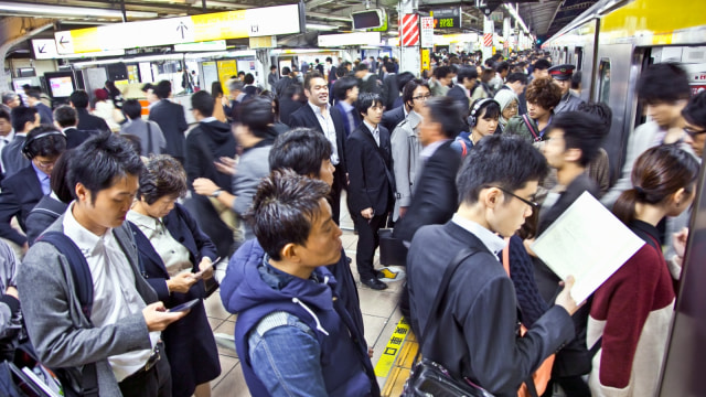 Ilustrasi kepadatan orang di stasiun kereta Jepang.  (Foto: Shutter Stock)